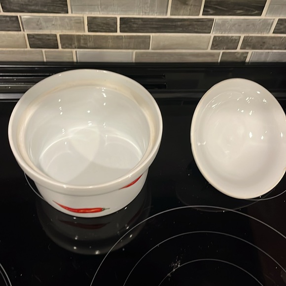 Vintage Cordon Bleu Chilli Peppers 1 qt. Casserole dish Stoneware White & Red - Picture 3 of 4